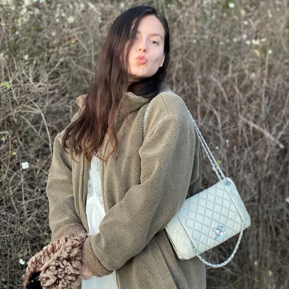 Meet your Posher, Elizabeth - Picture 1 of 16